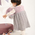 Strick-Set aus Kinderjäckchen und -kleid in Grau und Rosa