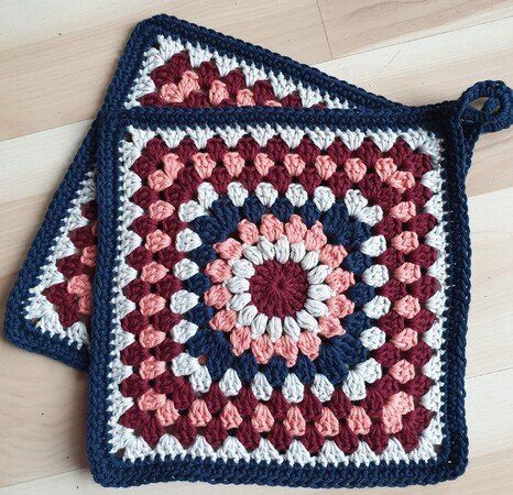 https://www.crazypatterns.net/uploads/cache/items/2023/09/94587/maxine-s-potholder-granny-s-favorite-crochet-pattern-466x450.jpg