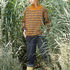 Quer gestrickter Pulli im Hebemaschenmuster in Ocker und Grau