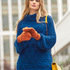 Rollkragenpulli in Blau und Handschuhe in Orange mit Rechts-Links-Muster in Blau