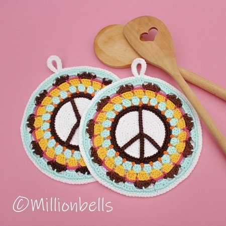 https://www.crazypatterns.net/uploads/cache/items/2023/10/95914/preview/peace-sign-potholders-kitchen-decor-crochet-pattern-boho-style-1935405246-450x450.jpg