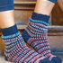 Gestrickte blau-bunte Socken mit Patentrippenmuster