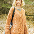 Apricotfarbener Oversizepulli im Mustermix