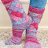 Gestrickte Flechtmustersocken in Beere-Mix