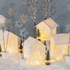 Gehäkeltes Winterdorf in Filethäkelei mit Sternen, Häusern und Kirche in Silber und Weiß