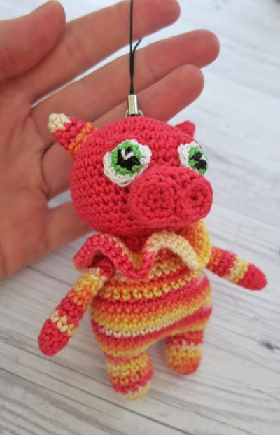 Blog content image for 'Crochet pig with collar'