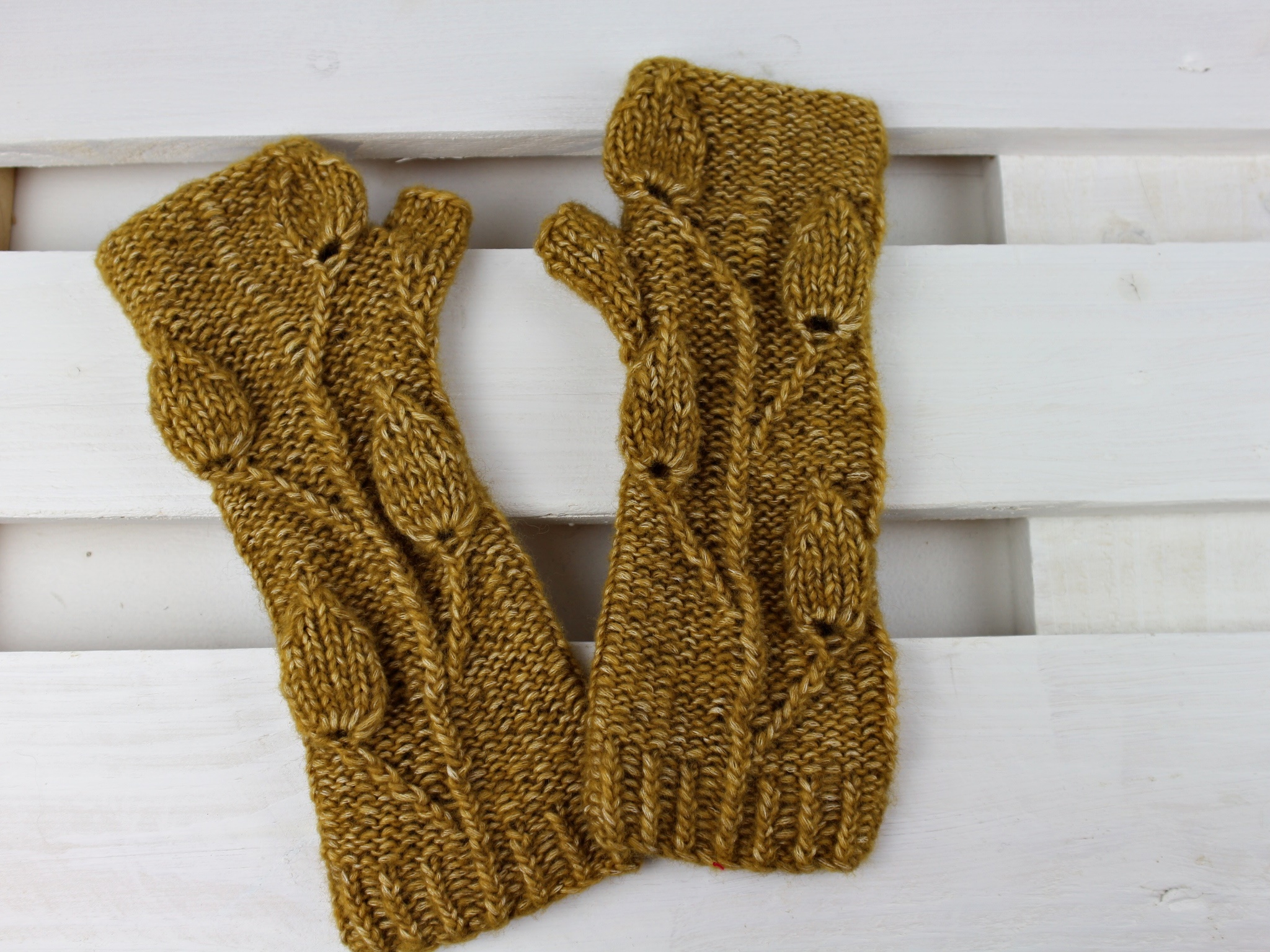 Knitting pattern fingerless gloves Golden Leaves