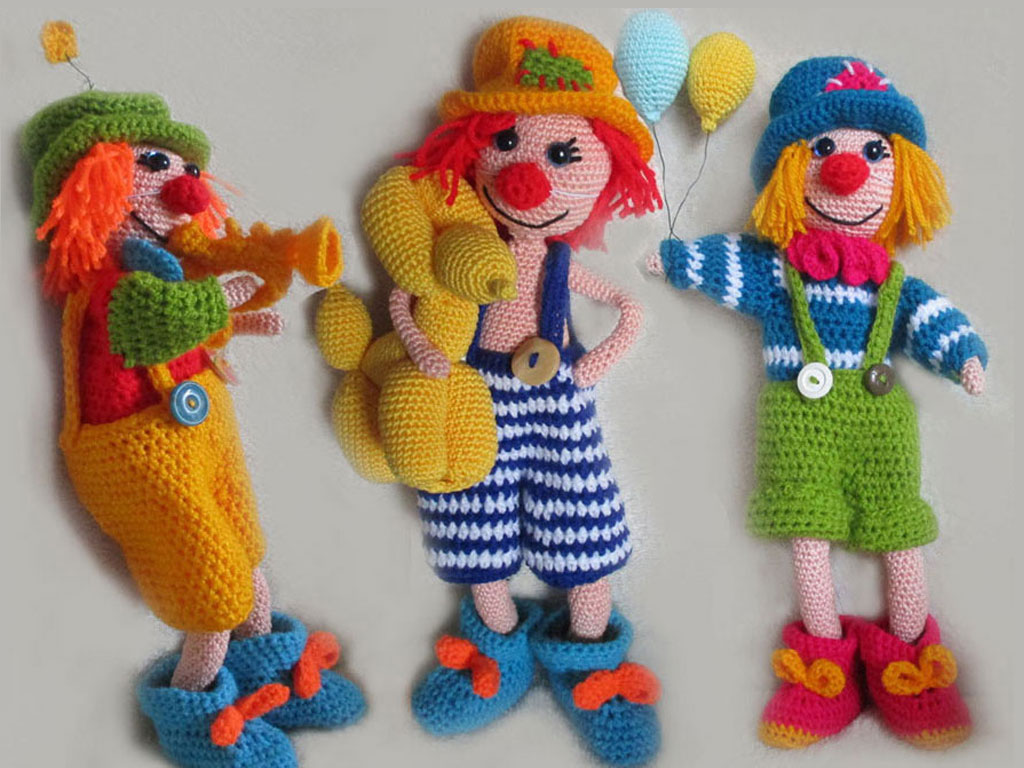 Crochet Yarn Clown with button eyes and outfit - Homemade 15