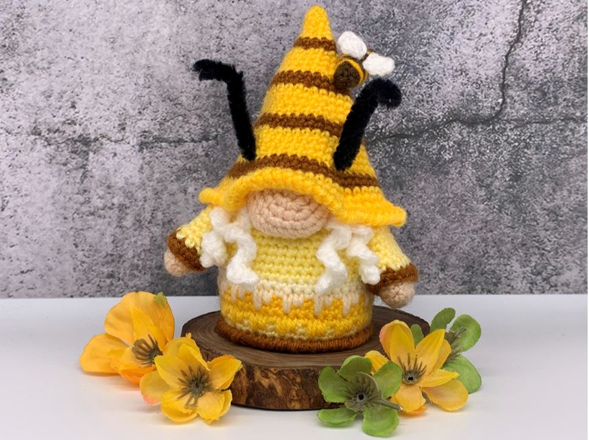 Bumble bee gnome- free crochet pattern 