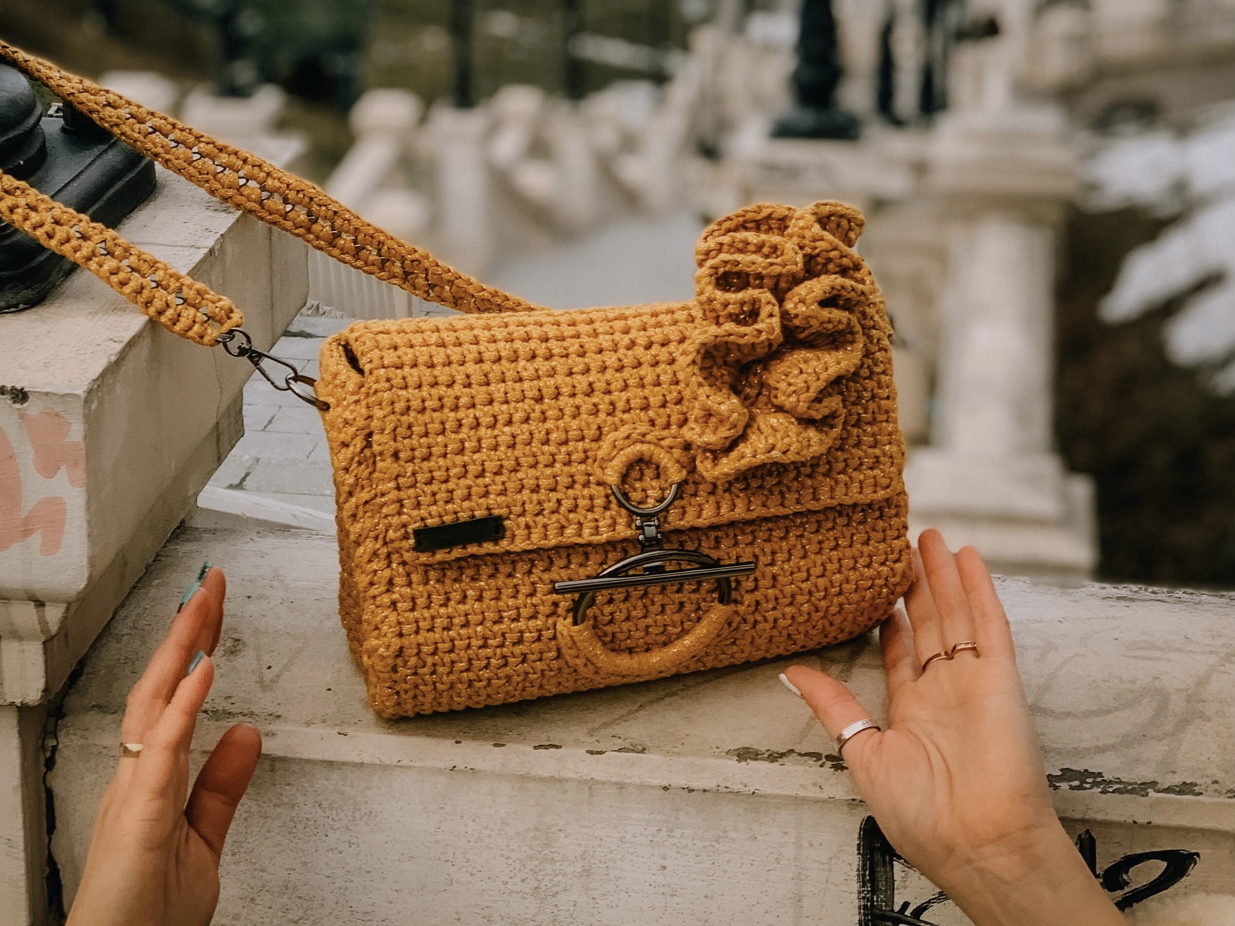 Crochet Round Bag with Raffia Yarn